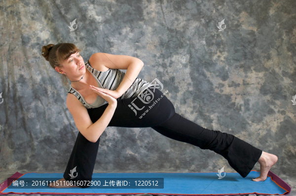 年輕的瑜伽墊，瑜伽姿勢(shì)Parivrtta,Parsvakonasana女人或旋轉(zhuǎn)擴(kuò)展側(cè)角式與祈禱位置