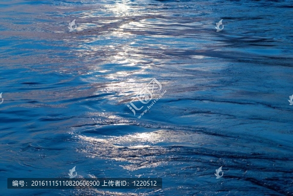 帶太陽線的藍(lán)色水