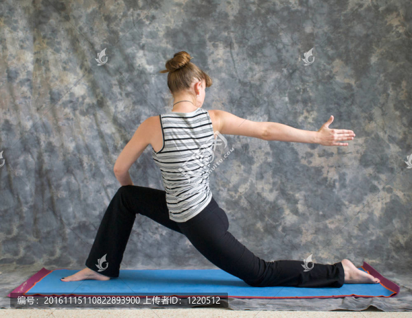 對(duì)女人做瑜伽姿勢(shì)的瑜伽墊旋轉(zhuǎn)Low,Lunge或者Ashwa,Sanchalanasana的手放在膝