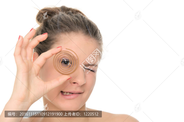年輕的女人擁有螺旋的芳香