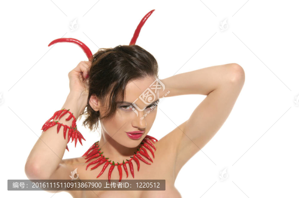戴著紅辣椒珠寶和角的女人