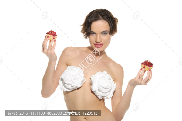 性感的女人在他的胸部和糕點(diǎn)奶油