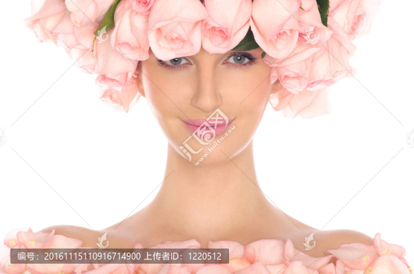 戴粉紅玫瑰帽子和連衣裙的年輕女子
