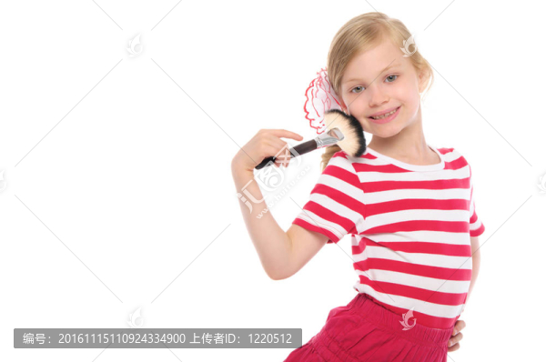 快樂的女孩化妝刷