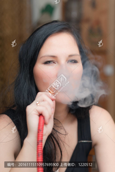 女孩抽著水煙