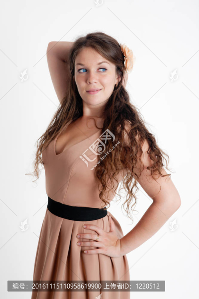 穿一個淺褐色的連衣裙的女孩