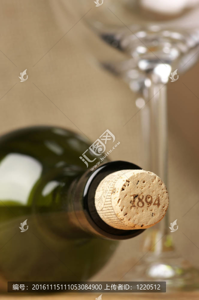 酒瓶和玻璃杯