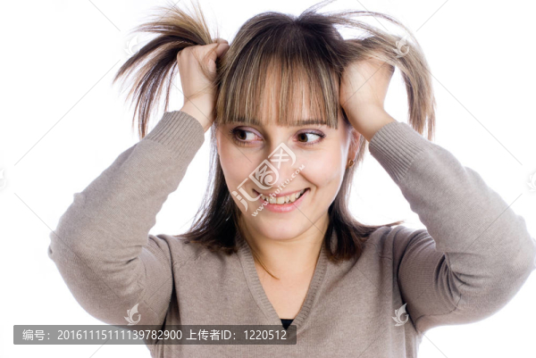 漂亮的女人用手在頭發(fā)