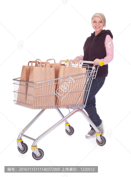 年輕女子購(gòu)物車(chē)裝滿文件袋
