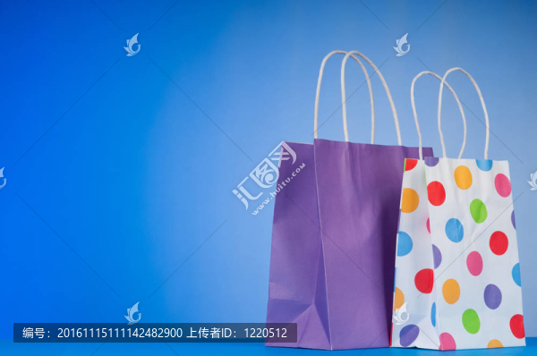 針對(duì)梯度背景的彩色紙購(gòu)物袋