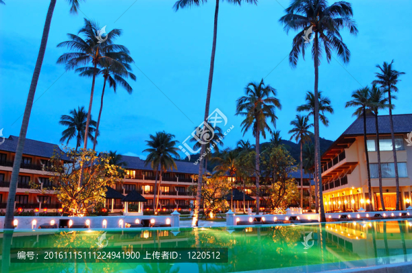 綠色的游泳池在夜間照明的露天餐館附近的Koh,Chang島；泰國；