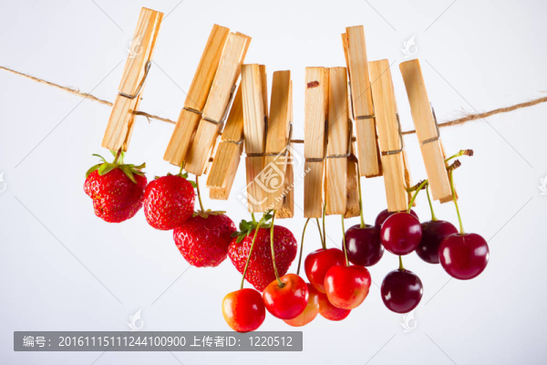 櫻桃；草莓和繩子
