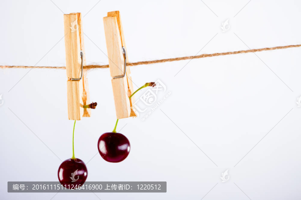 櫻桃和繩子的白色與夾緊
