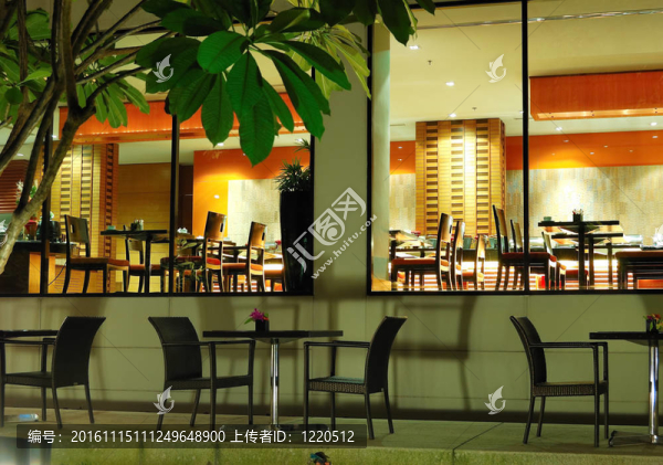 室內(nèi)和室外的夜間照明的餐館；芭堤雅；泰國