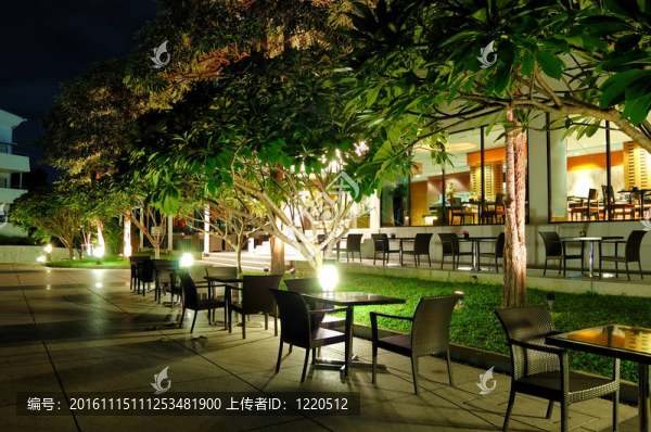 室內(nèi)和室外的夜間照明的餐館；芭堤雅；泰國(guó)