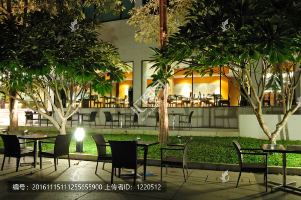 室內(nèi)和室外的夜間照明的餐館；芭堤雅；泰國
