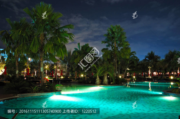 夜間照明游泳池；芭堤雅；泰國(guó)