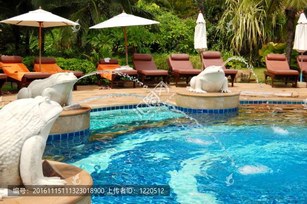 游泳池在現(xiàn)代豪華酒店；蘇梅島；泰國