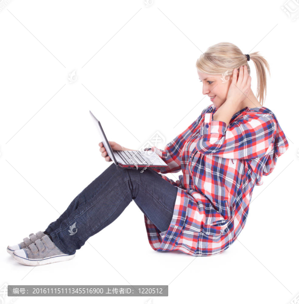 年輕女孩在休閑襯衫工作在筆記本電腦；系列