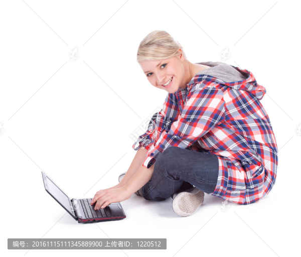 年輕女孩在休閑襯衫工作在筆記本電腦；系列