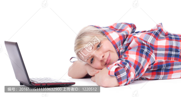 年輕女孩在休閑襯衫工作在筆記本電腦；系列