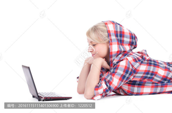 年輕女孩在休閑襯衫工作在筆記本電腦；系列