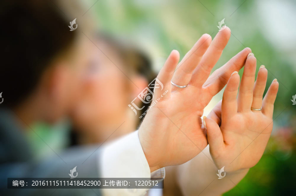 具有訂婚戒指的接吻夫婦