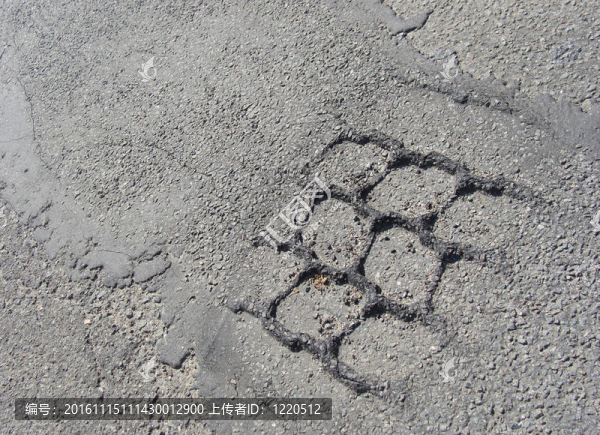 嵌在柏油路街道輪胎印
