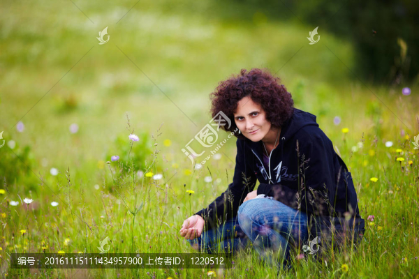 在草地上的年輕女人