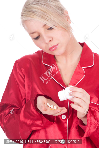 穿紅色睡衣的年輕女子倒出藥片