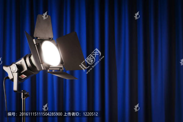 窗簾和投影機(jī)燈為你的文字與空間