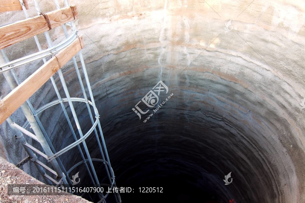 混凝土孔在地面