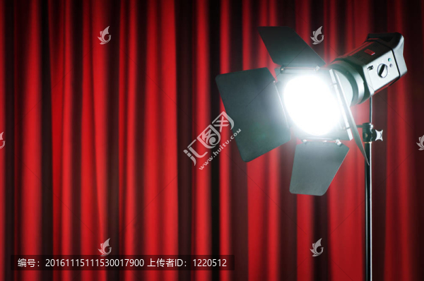 窗簾和投影機燈為你的文字與空間