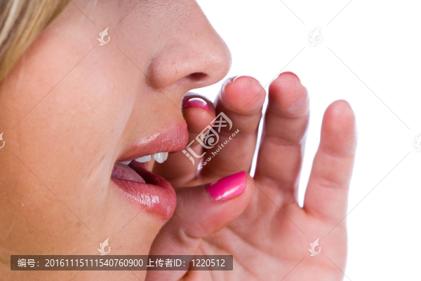 竊竊私語(yǔ)的女人