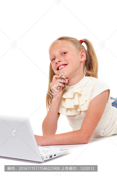 快樂和微笑的小女孩與筆記本電腦