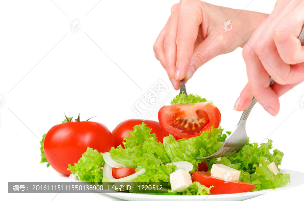 女手用叉子在沙拉