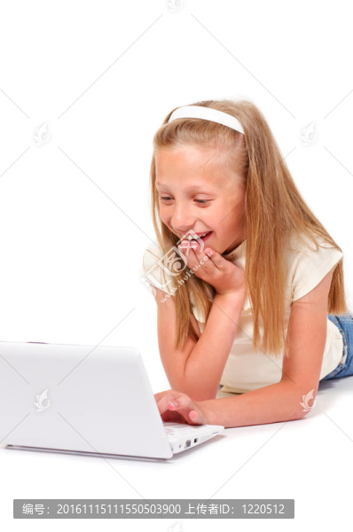 快樂和微笑的小女孩與筆記本電腦