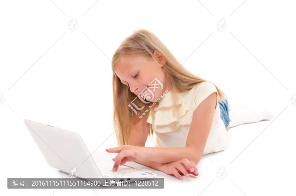 白色背景筆記本電腦的小女孩