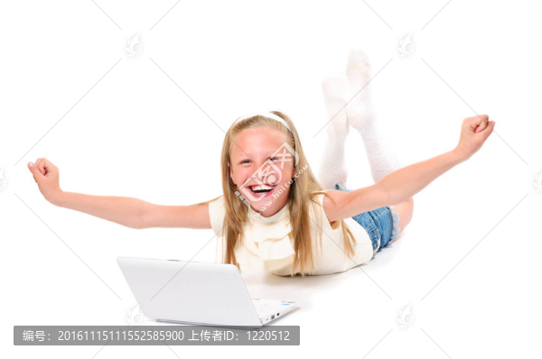 快樂和微笑的小女孩與筆記本電腦