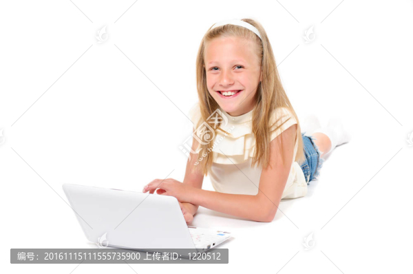 帶著筆記本電腦的快樂的小女孩