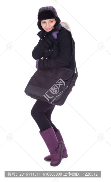 美麗的年輕女子在冬季夾克和帽子與筆記本電腦包