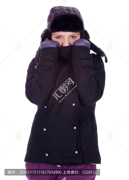 美麗的年輕女子在冬季夾克和帽子
