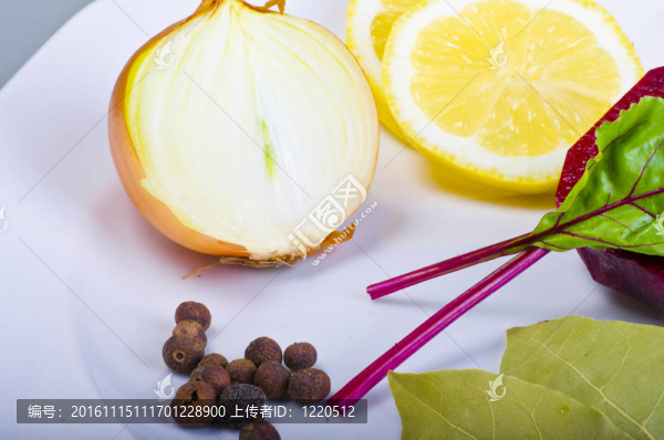 Botwinka（湯從年輕紅甜菜植物；波蘭）
