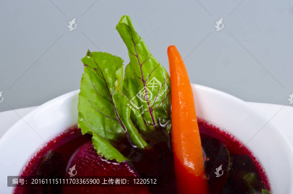 Botwinka（湯從年輕紅甜菜植物；波蘭）