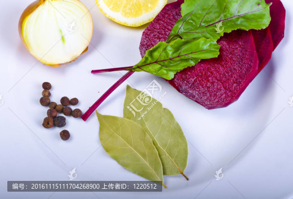 Botwinka（湯從年輕紅甜菜植物；波蘭）
