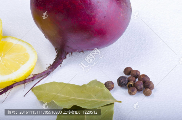 Botwinka（湯從年輕紅甜菜植物；波蘭）