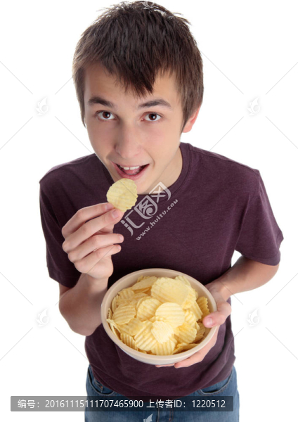 小男孩吃零食和抬頭看
