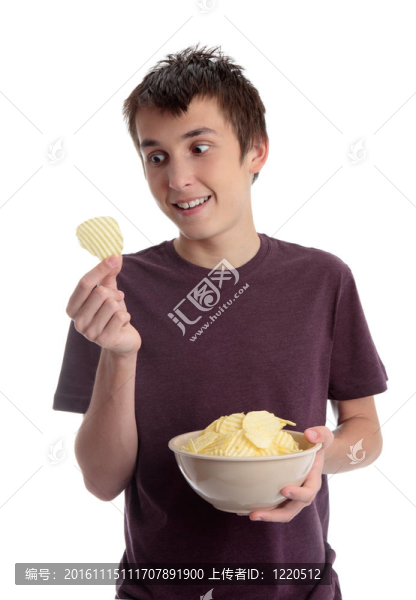 男孩拿著土豆脆笑-匯圖網(wǎng) www.fosd68.com 男孩拿著土豆脆笑