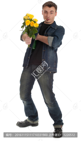 醉醺醺的年輕帥哥拿著黃玫瑰