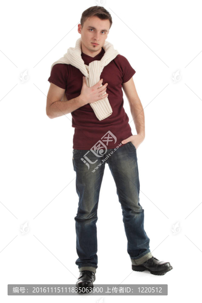 穿著棕色休閑襯衫和肩上毛衣的年輕帥哥